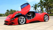 Chen Yinxi presume su auto