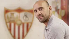 Monchi posa con el escudo del Sevilla