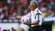 Tuca Ferretti agarra el balón en un partido