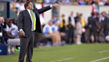 Miguel Herrera dirigiendo un partido de la Selección Nacional
