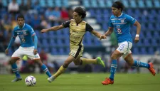 Arce conduce el balón en juego contra Cruz Azul