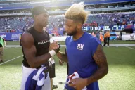 Momento en que Julio Jones y Odell Beckham Jr. cambian de jerseys