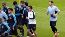 Casillas trota junto a sus compañeros de equipo