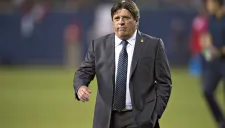 Miguel Herrera en partido con el Tri