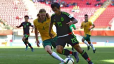 Gurrola conduce el balón en en juego contra Australia