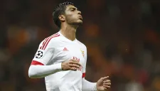 Raúl Jiménez se lamenta tras una falla con Benfica