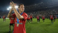 Guardado aplaude a la afición tras conseguir el pase a la Confederaciones