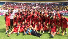 Jugadores de Atlas se toman foto con su afición