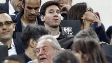 Messi observa un partido del Barcelona