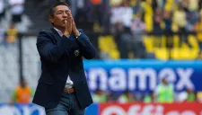 Nacho Ambriz sufre en el duelo contra Tigres