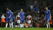 Los jugadores del Chelsea lamentan un gol en contra