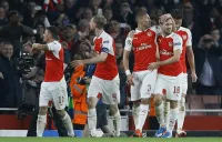 Juagdores del Arsenal festejan gol contra el Bayern