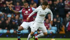 Jugadores del Aston Villa y Swansea pelean por el balón