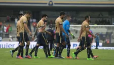 Jugadores de Pumas se marchan cabizbajos tras caer contra Chiapas