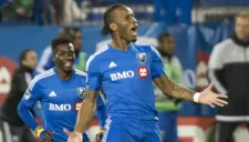 Didier Drogba festeja uno de sus goles contra Toronto