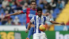 Carlos Vela cubre el balón en juego contra Levante