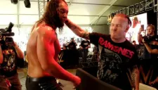 Momento en que Taylor agrede a Corbin