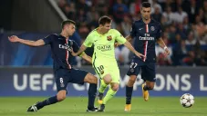 Messi es presionado por jugadores del PSG