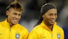 Dinho y Neymar, en un partido de Brasil