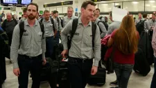 Integrantes de la escudería Lotus en el AICM