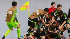 Jugadores del Tri celebran uno de los goles contra Chile