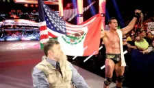 Alberto y Colter posan con el campeonato y una bandera