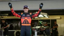 Checo Pérez con los brazos abiertos