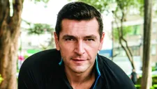 Martín Fuentes posa para las cámaras de RÉCORD