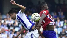 Diego Reyes en disputa con Jackson Martínez