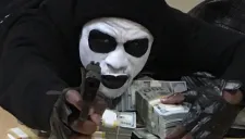 'Money', caracterizado como Anthony Curtis