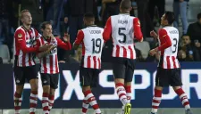 Andrés Guardado felicitado por sus compañeros por su anotación