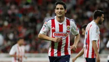 Ángel Reyna en un partido con Chivas