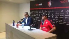 Momento en que Heriberto Morales presenta al Misionero Castillo