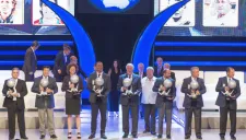 Todos los galardonados se presentan frente a los asistentes