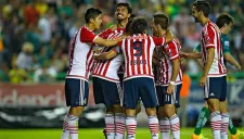 Jugadores de Chivas celebran el gol
