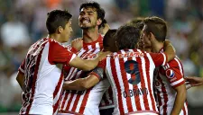 Alanís, festejando con sus compañeros tras anotar el gol contra León