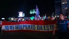 Aficionados de Chivas festejando en La Minerva