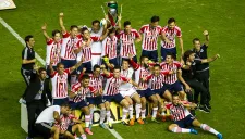 Jugadores de Chivas celebran el título de Copa MX