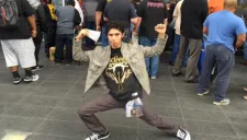 Aficionado posa con sus boletos