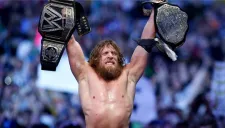 Daniel Bryan festeja con sus cinturones