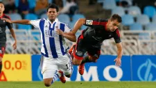 Carlos Vela disputa un balón con la Real Sociedad