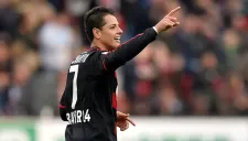 Chicharito celebrando una anotación con el Bayern Leverkusen