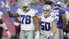 Greg Hardy con Sean Lee en partido de Cowboys
