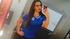Itzel Sandino, conductora de TDN tomándose una fotografía