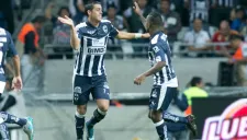 Funes Mori festejando con Pabón su anotación contra América