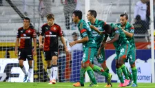 Jaguares festeja un gol ante el sufrimiento rojinegro