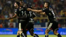 Jugadores de Dorados en festejo de un gol