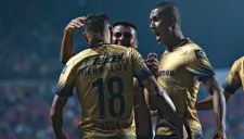 Sosa es felicitado por sus compañeros