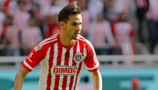 Raúl López conduce el balón en juego de Chivas