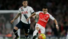 Alexis Sánchez con la marca de Walker en el duelo de Premier